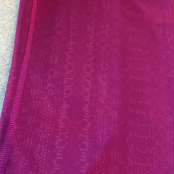 Women’s UNDER ARMOR WORKOUT CAPRIS ❤️💜💜 Excellent condition… - Picture 3 of 6